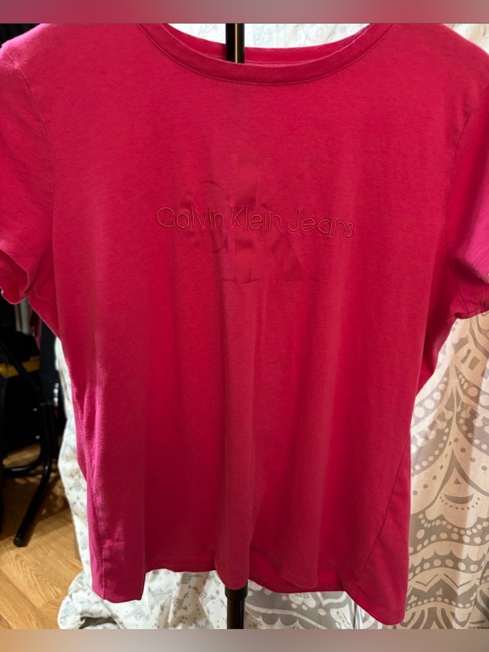 💖 Calvin Klein Jeans Pink Embroidered Logo Graphic Tee | Large 💖